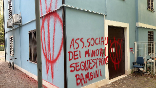 Scritte choc contro giudici e assistenti sociali a Vasto a sostegno della "famiglia nel bosco"
